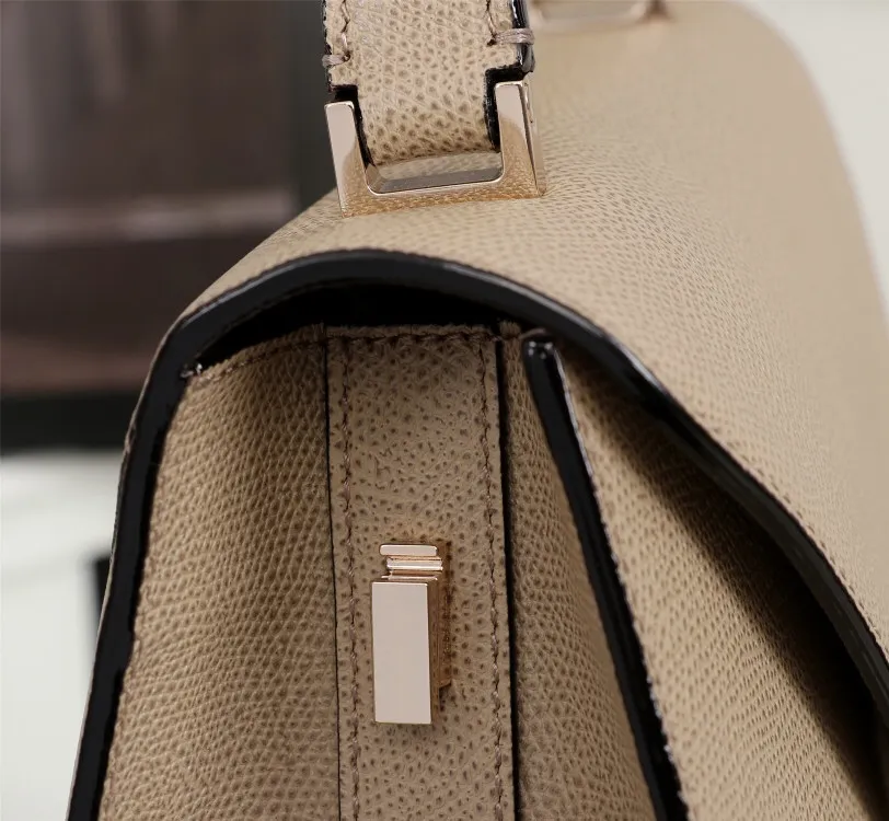 In stock 👉Original medium khaki, 👉Valextra Valextra Iside, known as Italian Hermès, is one of Valextra's most representative designs. There is no obvious logo, but the simple collective line design is very recognizable, full of architectural art, and shows a capable and intellectual style. It is made of imported palm-print lining cowhide, with up to five stitches of handwork, and the shiny oil edges test the skill of the craftsman. Medium size: 26cm【6627#】